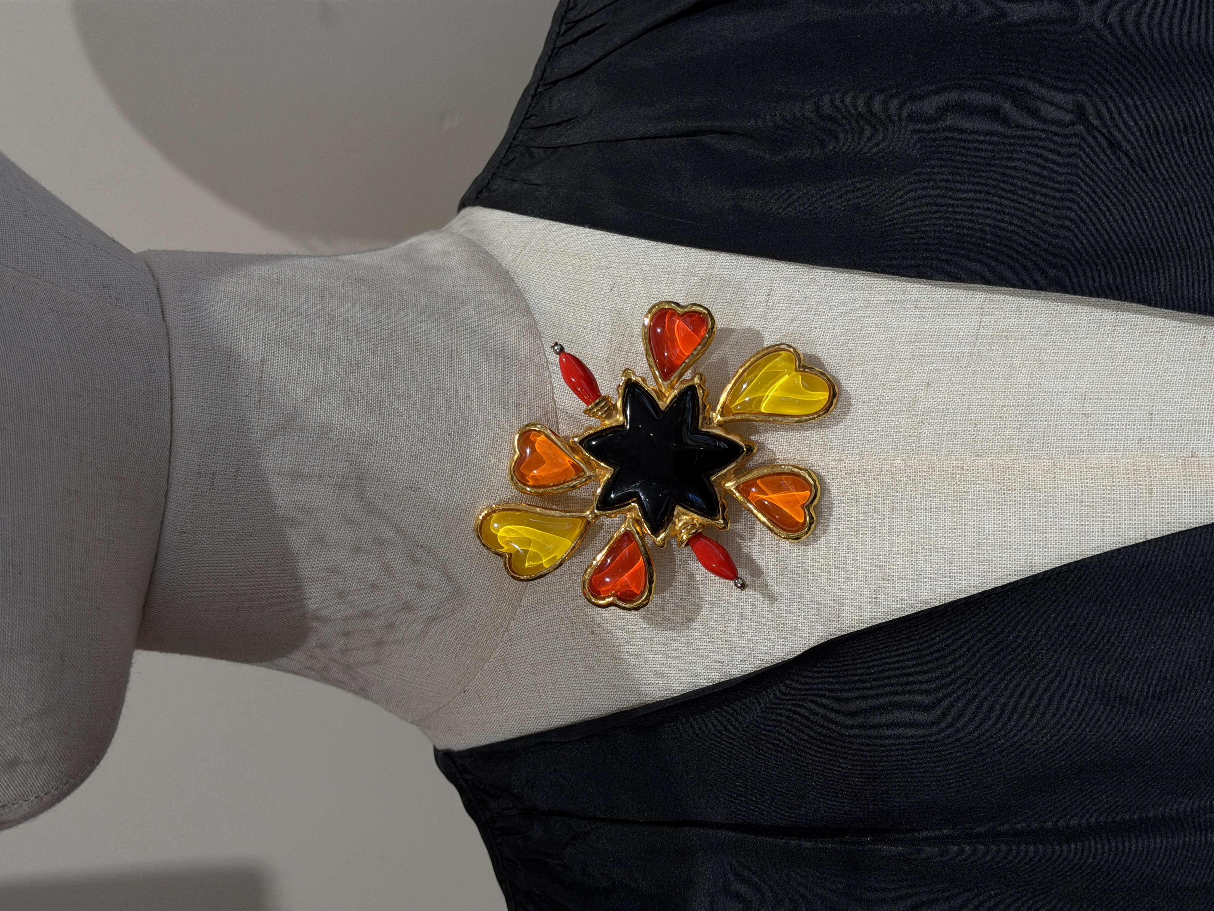 Брошь Christian Lacroix с цветной смолой