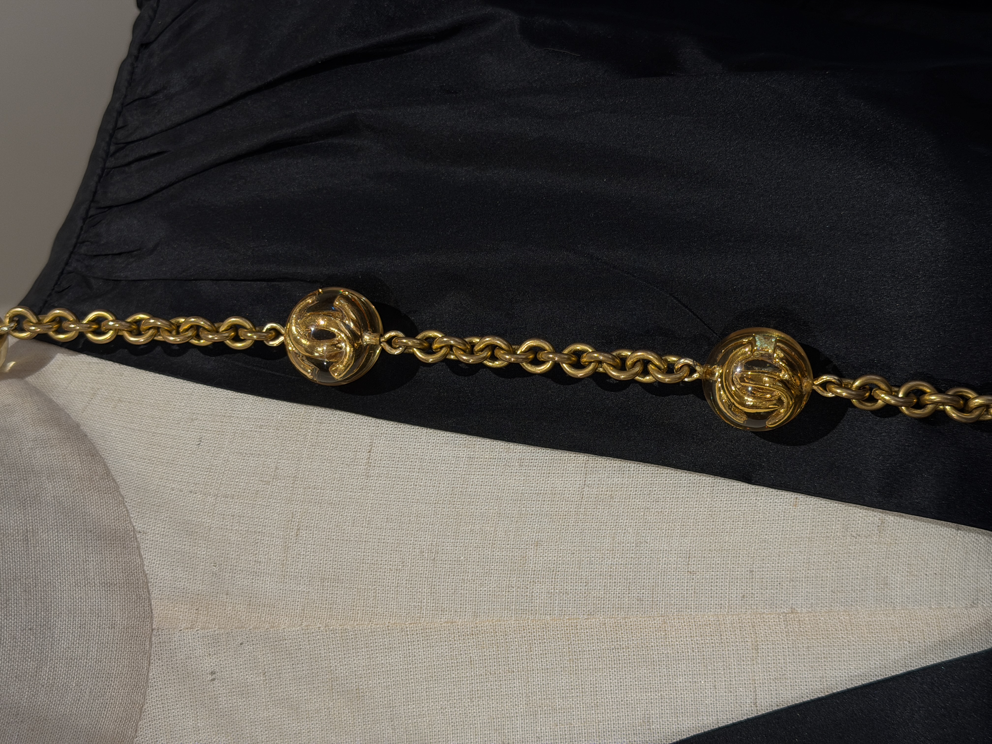 Колье с логотипами из люцита Chanel 