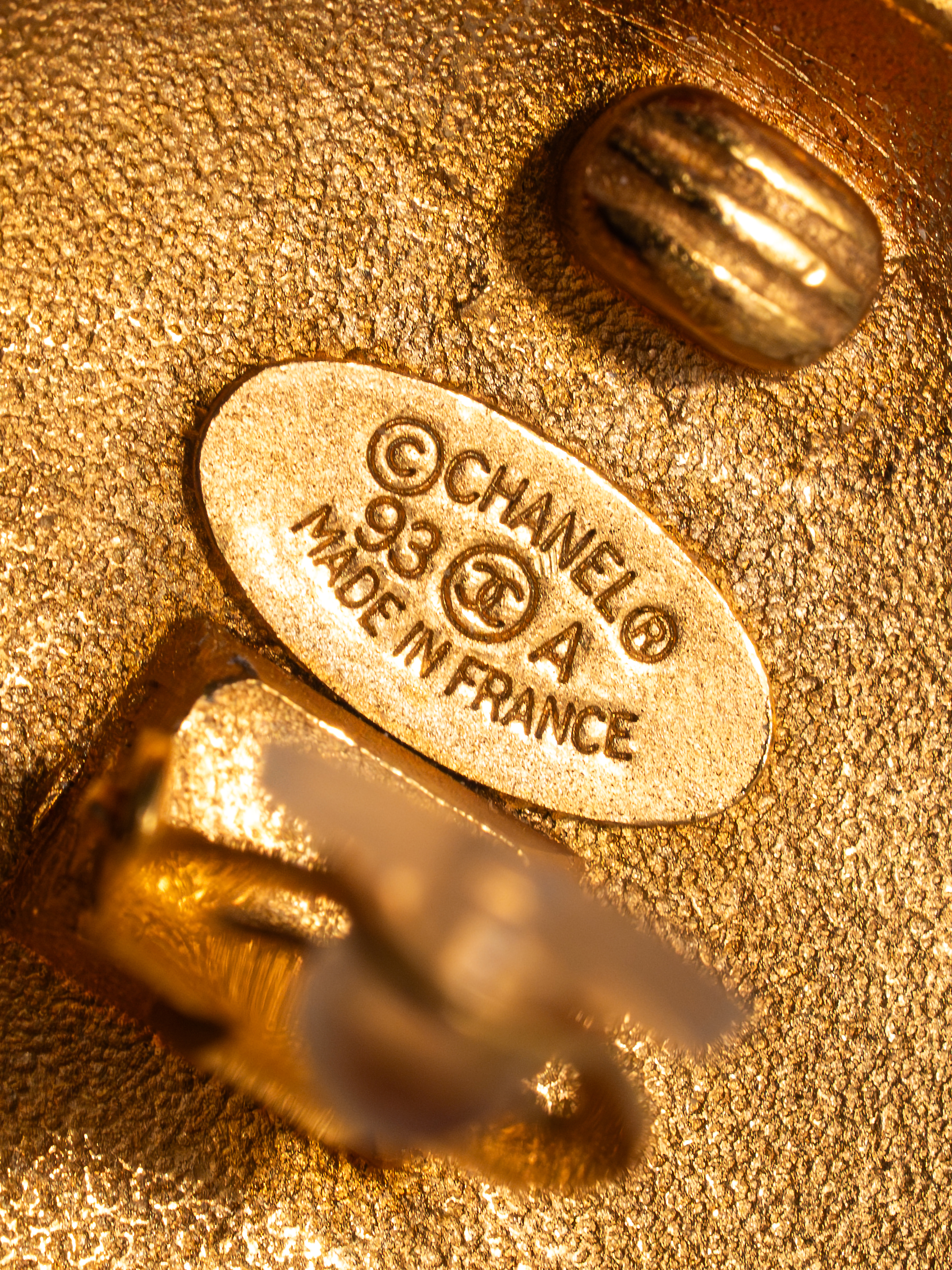 Клипсы круглые мятые Chanel