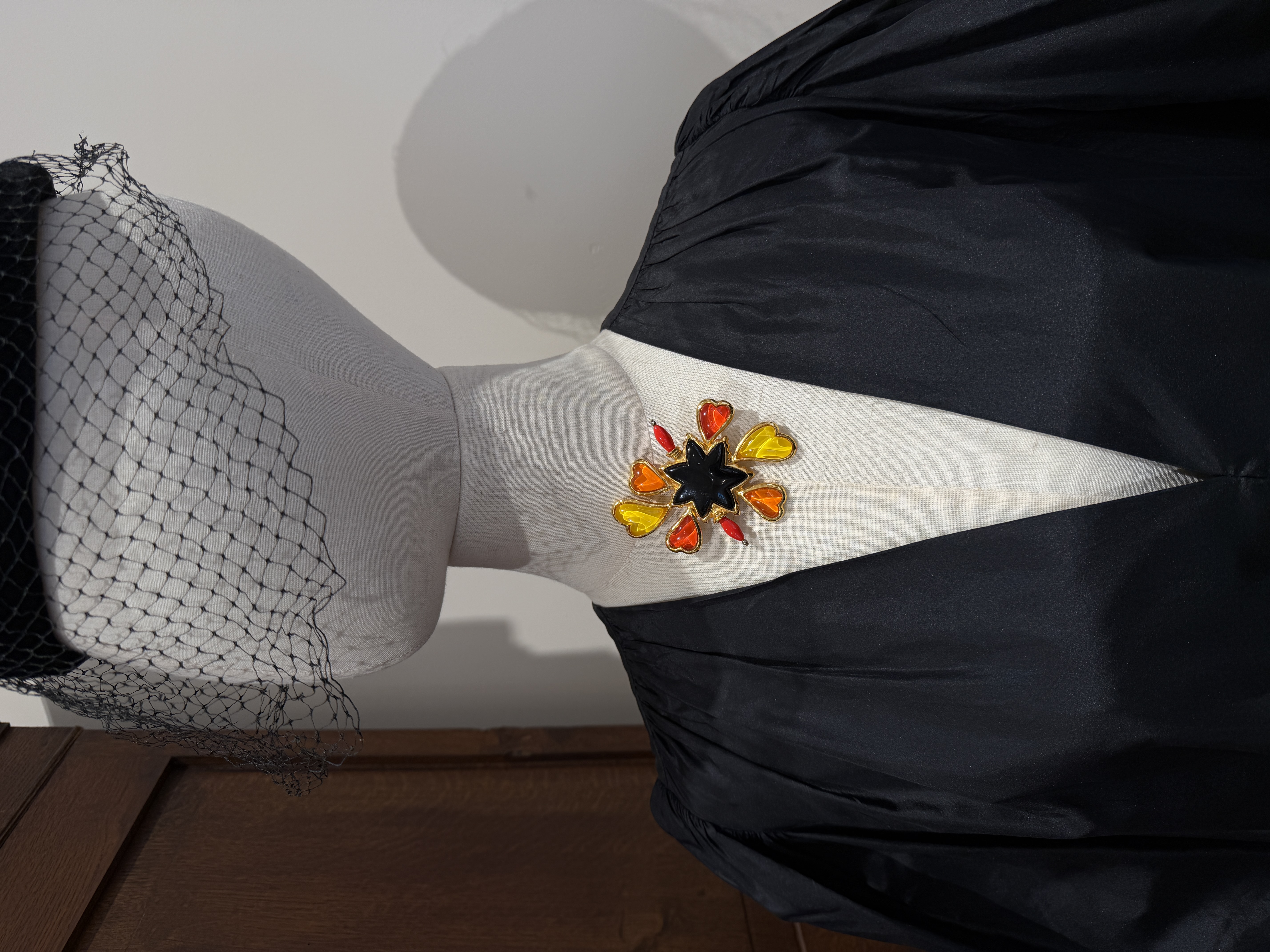 Брошь Christian Lacroix с цветной смолой